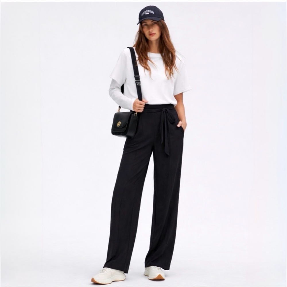 Lululemon Noir Wide Leg Pant Black High Rise Tie Waist Size 2 Travel Woven